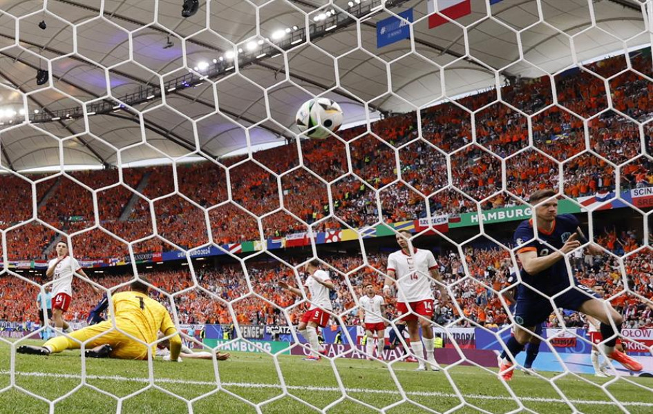 Wout Weghorst (d) celebra al marcar el gol de la victoria de Países Bajos 1-2 durante el partido del grupo D de la Eurocopa 2024 entre Polonia y Países Bajos, en Hamburgo, Alemania. Wout Weghorst (d) celebra al marcar el gol de la victoria de Países Bajos 1-2 durante el partido del grupo D de la Eurocopa 2024 entre Polonia y Países Bajos, en Hamburgo, Alemania.