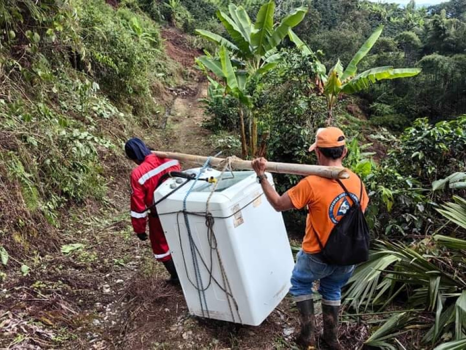 Así evacuaron a la familia en el corregimiento de Samaria de Filadelfia (Caldas). Así evacuaron a la familia en el corregimiento de Samaria de Filadelfia (Caldas).