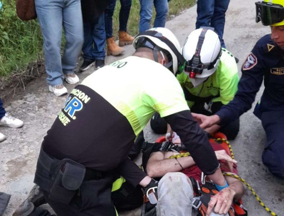 Este es el hombre rescatado por los paramédicos. Minutos después recuperaron al caballo. Este es el hombre rescatado por los paramédicos. Minutos después recuperaron al caballo.