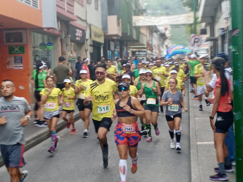 La media maratón de Chinchiná comenzó en el Parque de Bolívar este domingo. La media maratón de Chinchiná comenzó en el Parque de Bolívar este domingo.