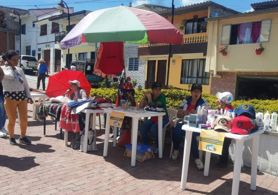 Los campesinos de Montebonito sacaron variedad de productos para comercializar. Los campesinos de Montebonito sacaron variedad de productos para comercializar.