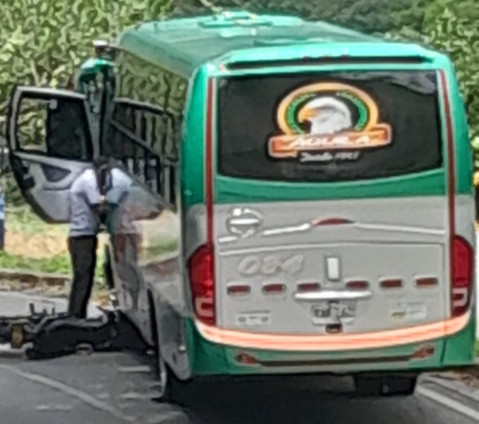 La moto y el bus chocaron en el sector San Juan, entre Marquetalia y Manzanares (Caldas). La moto y el bus chocaron en el sector San Juan, entre Marquetalia y Manzanares (Caldas).
