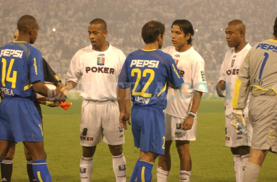 El saludo de los jugadores de Once Caldas y Boca Juniors en el 2004. Once Caldas