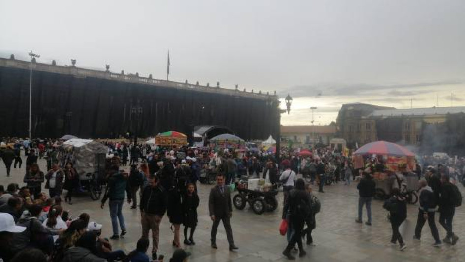 Una delegación de docentes de Caldas participó en la multitudinaria toma de Bogotá para exigir el hundimiento del proyecto de reforma a la educación, lo que al final se dio en el Congreso de la República. Una delegación de docentes de Caldas participó en la multitudinaria toma de Bogotá para exigir el hundimiento del proyecto de reforma a la educación, lo que al final se dio en el Congreso de la República.