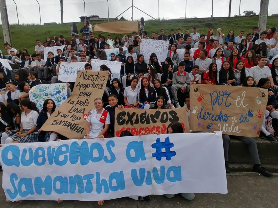 Esta foto corresponde a la manifestación de la comunidad del colegio Fe y Alegría La Paz, del barrio El Caribe de Manizales, efectuada el miércoles pasado en apoyo a la niña Samantha, y a su madre, Lina Patricia Vanegas. La toma de este martes será desde las 11:00 a.m. en la avenida Santander, al frente del Instituto Universitario.