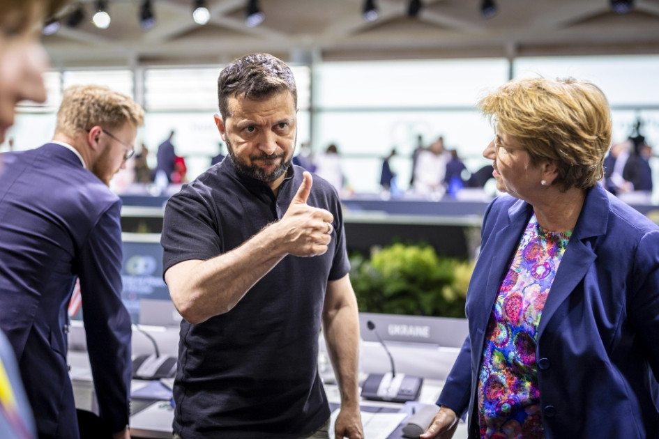 El presidente de Ucrania Volodimir Zelensky (izquierda) hace un gesto junto a la presidenta Federal de Suiza Viola Amherd (derecha) al término de la sesión plenaria de la Cumbre de Paz para Ucrania. El presidente de Ucrania Volodimir Zelensky (izquierda) hace un gesto junto a la presidenta Federal de Suiza Viola Amherd (derecha) al término de la sesión plenaria de la Cumbre de Paz para Ucrania.
