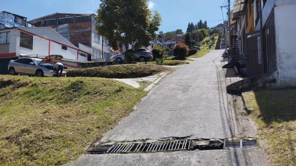 El alcantarillado está en mitad de la vía lo que genera un peligro entre los conductores. El alcantarillado está en mitad de la vía lo que genera un peligro entre los conductores.