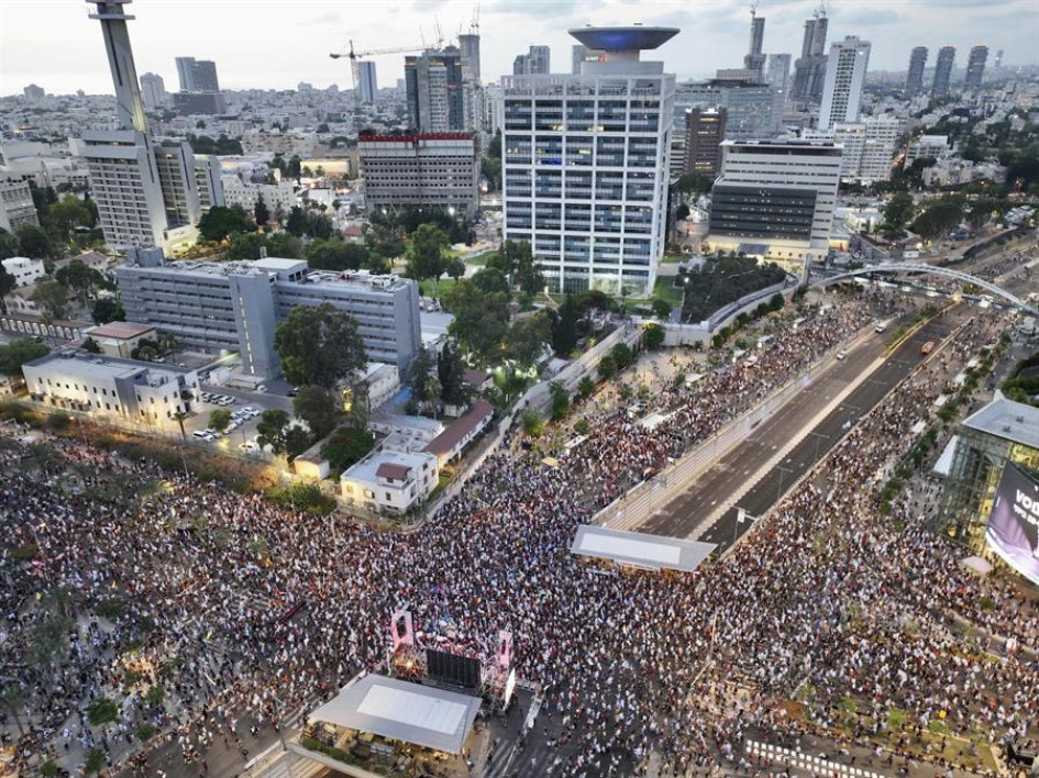 Miles de personas participan en una protesta este sábado, contra el Gobierno del primer ministro, Benjamín Netanyahu, en la plaza de la Democracia de Tel Aviv (Israel). Miles de personas participan en una protesta este sábado, contra el Gobierno del primer ministro, Benjamín Netanyahu, en la plaza de la Democracia de Tel Aviv (Israel).