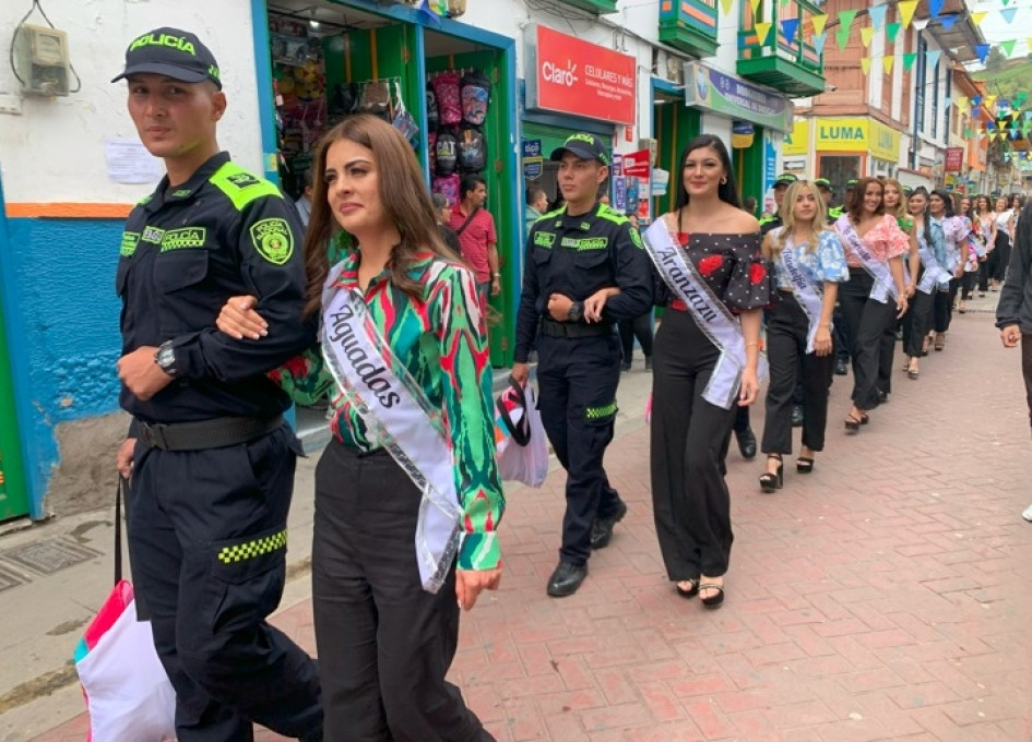 Las candidatas al Reinado Departamental de la Horticultura recorrieron este jueves la calle real de Neira. Las candidatas al Reinado Departamental de la Horticultura recorrieron este jueves la calle real de Neira.