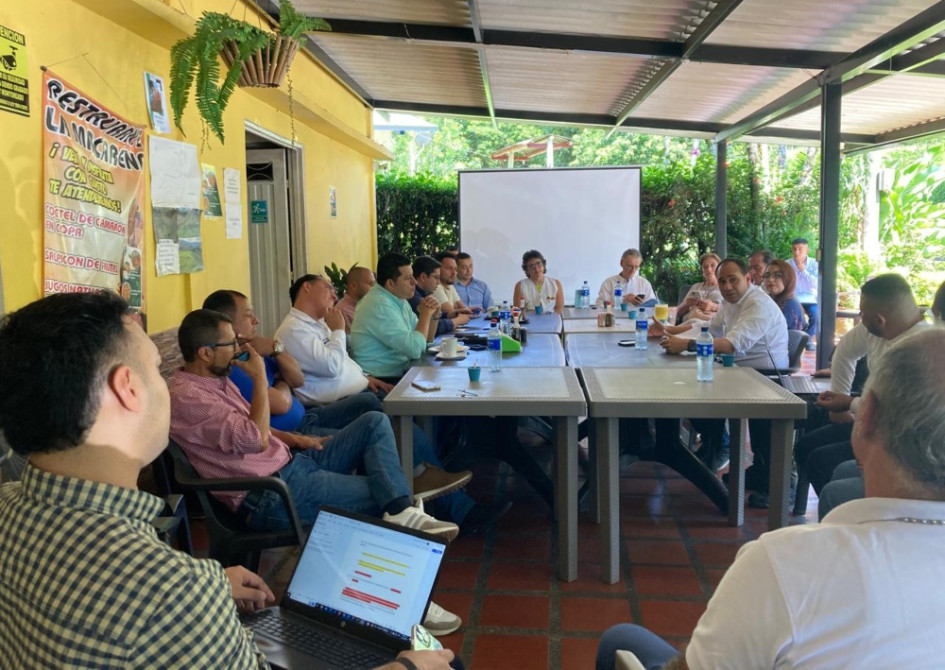 Reunión en Las Margaritas entre la comunidad, alcaldes Palestina, Risaralda y Anserma, y representantes de Pacífico Tres. Reunión en Las Margaritas entre la comunidad, alcaldes Palestina, Risaralda y Anserma, y representantes de Pacífico Tres.