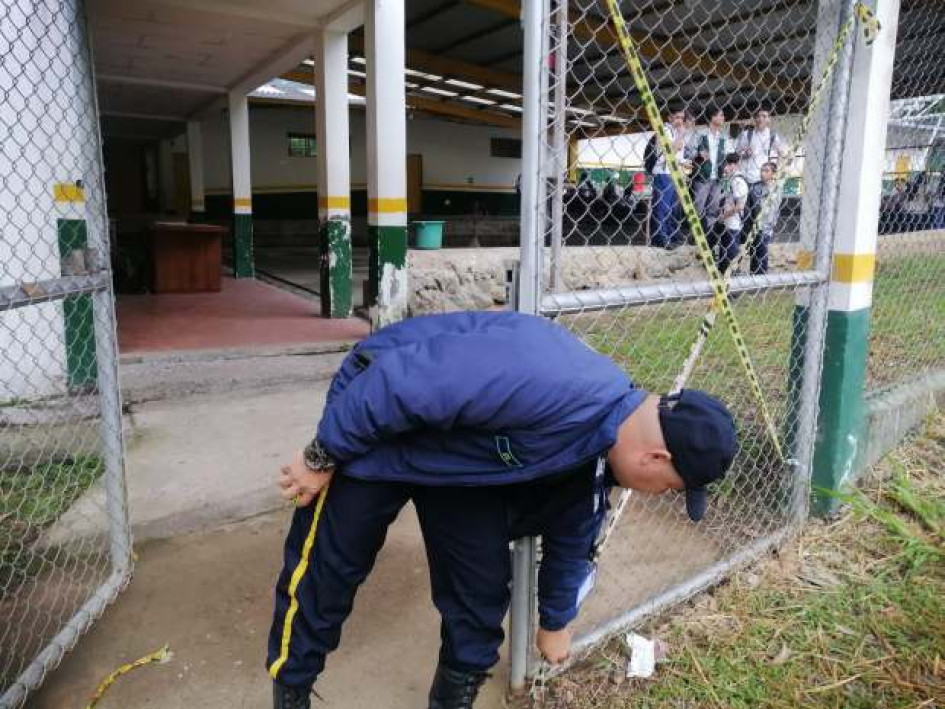Al colegio Francisco José de Caldas, en la vereda Betania de Risaralda (Caldas), volvieron ayer sus 104 alumnos. Las clases se reactivaron luego de las reparaciones, tras los daños por el vendaval del 26 de abril. A primera hora el vigilante Carlos Gil abrió las puertas. También siguen obras en la escuela de Gallinazo (Villamaría). Al colegio Francisco José de Caldas, en la vereda Betania de Risaralda (Caldas), volvieron ayer sus 104 alumnos. Las clases se reactivaron luego de las reparaciones, tras los daños por el vendaval del 26 de abril. A primera hora el vigilante Carlos Gil abrió las puertas. También siguen obras en la escuela de Gallinazo (Villamaría).