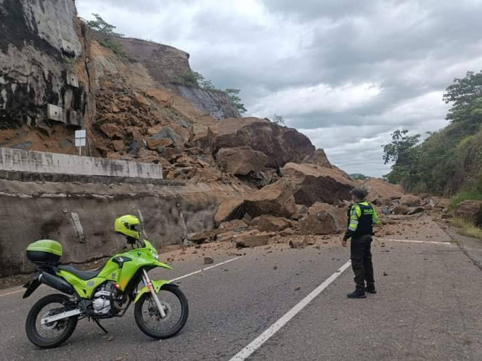 Cierre de la Ruta del Sol, entre Puerto Salgar y Guaduas (Cundinamarca) por caída de rocas. Cierre de la Ruta del Sol, entre Puerto Salgar y Guaduas (Cundinamarca) por caída de rocas.