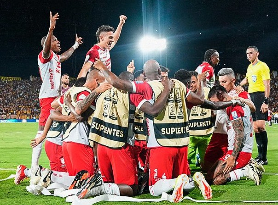 Santa Fe celebra triunfo ante el Deportes Tolima en Ibagué. Santa Fe celebra triunfo ante el Deportes Tolima en Ibagué.