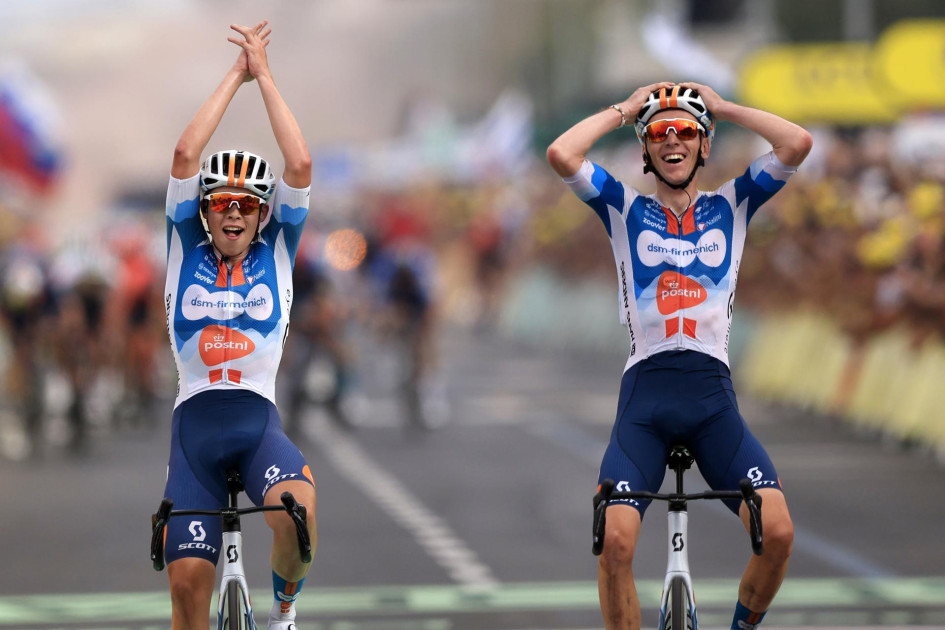 El ciclista francés Romain Bardet (d) del equipo DSM reacciona mientras cruza la línea de meta junto a su compañero de equipo, el ciclista holandés Frank van den Broek (i), para ganar la primera etapa de la carrera ciclista Tour de Francia 2024 de 206 km desde Florencia hasta Rimini (Italia). El ciclista francés Romain Bardet (d) del equipo DSM reacciona mientras cruza la línea de meta junto a su compañero de equipo, el ciclista holandés Frank van den Broek (i), para ganar la primera etapa de la carrera ciclista Tour de Francia 2024 de 206 km desde Florencia hasta Rimini (Italia).