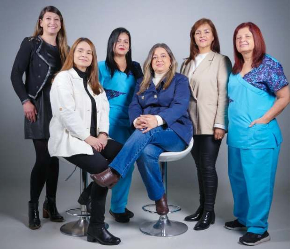 Integrantes del Equipo para la Atención Integral de la Violencia de Género Universidad Católica de Manizales: Abogada Catalina Triana Navas, secretaria General; Gloria Amparo Londoño, psicóloga de Talento Humano; Diana Marcela Muñoz, enfermera superior; Lida Clemencia Sánchez, trabajadora social; Gloria Elena Zuluaga, psicóloga de la Vicerrectoría de Bienestar y Pastoral Universitaria, y doctora Mónica Liliana Salgado, directora del Servicio Médico. Integrantes del Equipo para la Atención Integral de la Violencia de Género Universidad Católica de Manizales: Abogada Catalina Triana Navas, secretaria General; Gloria Amparo Londoño, psicóloga de Talento Humano; Diana Marcela Muñoz, enfermera superior; Lida Clemencia Sánchez, trabajadora social; Gloria Elena Zuluaga, psicóloga de la Vicerrectoría de Bienestar y Pastoral Universitaria, y doctora Mónica Liliana Salgado, directora del Servicio Médico.