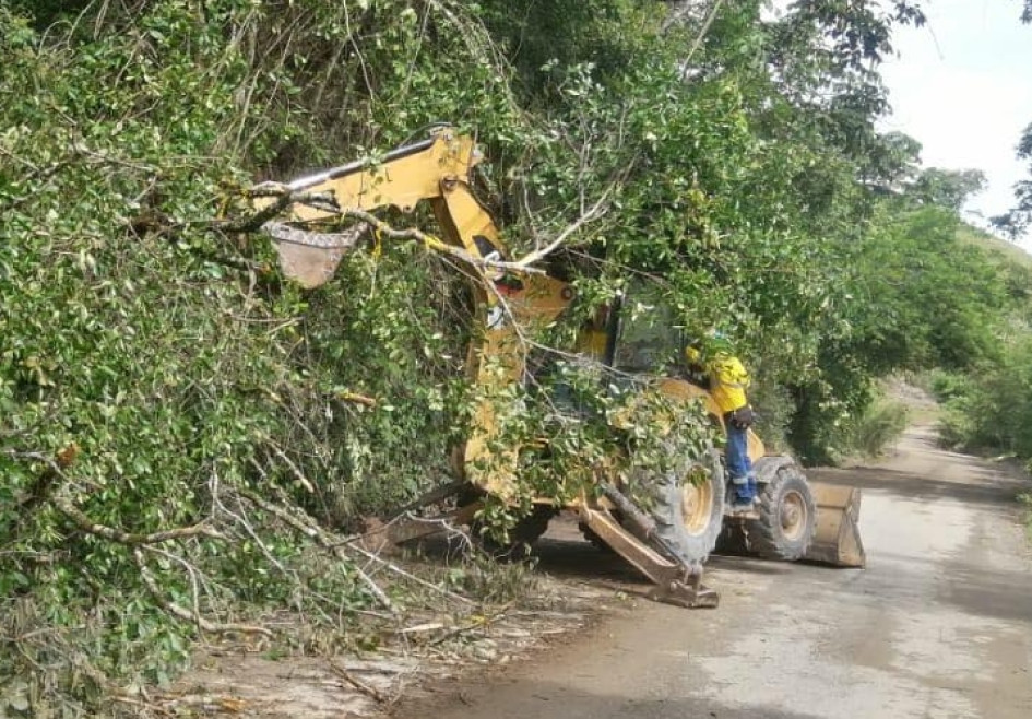 Los combos de maquinaria pesada son los encargados de mantener habilitado el paso en las vías de Caldas. Los combos de maquinaria pesada son los encargados de mantener habilitado el paso en las vías de Caldas.