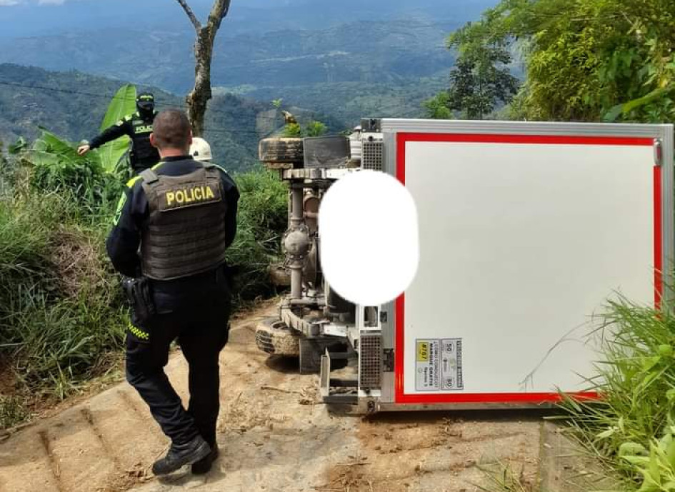 Este es el furgón volcado en San José (Caldas). Transportaba alimentos. Este es el furgón volcado en San José (Caldas). Transportaba alimentos.