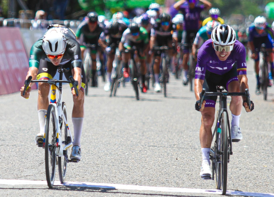 Alejandro Osorio, de GW Erco Shimano (i), venció en la línea de meta a Sergio Luis Henao, de NU Colombia, y ganó este lunes la tercera etapa de la Vuelta a Colombia que llegó a Mariquita (Tolima). Alejandro Osorio, de GW Erco Shimano (i), venció en la línea de meta a Sergio Luis Henao, de NU Colombia, y ganó este lunes la tercera etapa de la Vuelta a Colombia que llegó a Mariquita (Tolima).