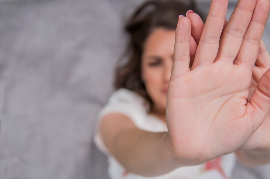 Un hombre con 9 condenas amenazó con cuchillo y violó a la trabajadora sexual. Un hombre con 9 condenas amenazó con cuchillo y violó a la trabajadora sexual.
