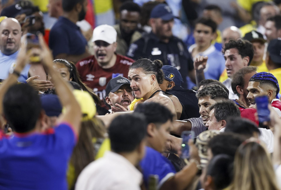 Darwin Núñez en la pelea con hinchas colombianos en la grada del estadio Bank of America. Darwin NúñezDarwin Núñez en la pelea con hinchas colombianos en la grada del estadio Bank of America.