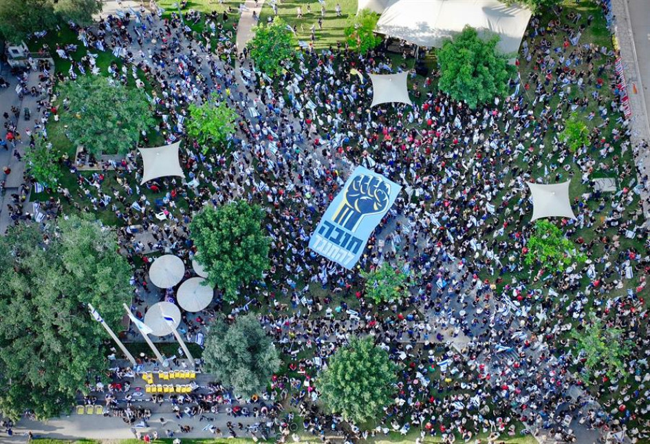 Miles de personas frente al edificio Histadrut en Tel Aviv convocan a una huelga general hasta que se fije la fecha de las elecciones generales. Miles de personas frente al edificio Histadrut en Tel Aviv convocan a una huelga general hasta que se fije la fecha de las elecciones generales.