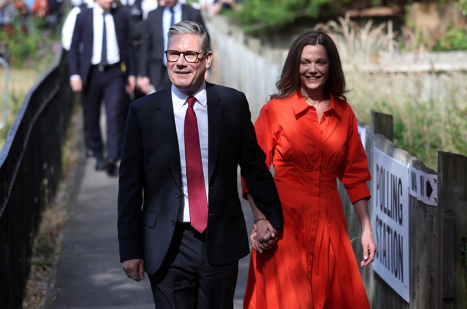 Foto | EE | LA PATRIA El líder del Partido Laborista, Sir Keir Starmer y su esposa, Victoria Starmer, a su llegada a un colegio electoral para votar durante las elecciones generales británicas en Camden, Londres. Foto | EE | LA PATRIA El líder del Partido Laborista, Sir Keir Starmer y su esposa, Victoria Starmer, a su llegada a un colegio electoral para votar durante las elecciones generales británicas en Camden, Londres.