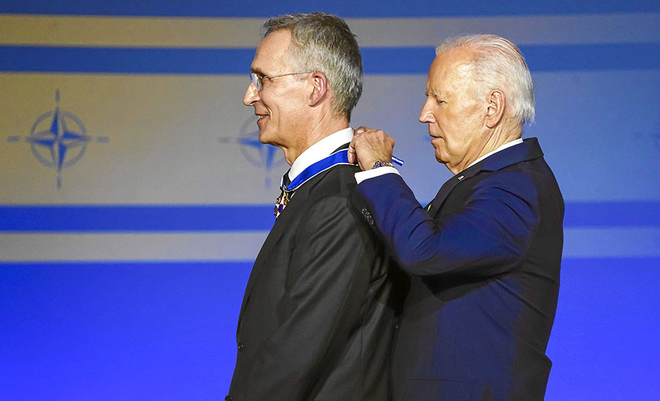 Foto | EFE | LA PATRIA El presidente de los EE.UU., Joe Biden, otorga la medalla presidencial de la libertad al secretario general de la OTAN, Jens Stoltenberg, en la ceremonia del 75 aniversario de la organización. Foto | EFE | LA PATRIA El presidente de los EE.UU., Joe Biden, otorga la medalla presidencial de la libertad al secretario general de la OTAN, Jens Stoltenberg, en la ceremonia del 75 aniversario de la organización.