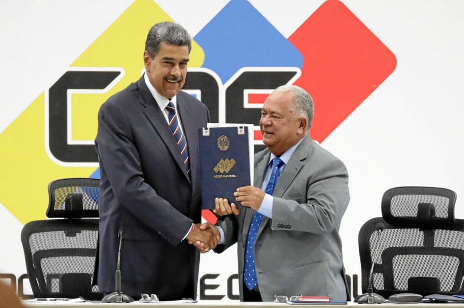 El mandatario de Venezuela, Nicolás Maduro, y el presidente de Consejo Nacional Electoral, Elvis Amoroso, sostienen el acta de juramentación del presidente electo, en Caracas (Venezuela). El mandatario de Venezuela, Nicolás Maduro, y el presidente de Consejo Nacional Electoral, Elvis Amoroso, sostienen el acta de juramentación del presidente electo, en Caracas (Venezuela).
