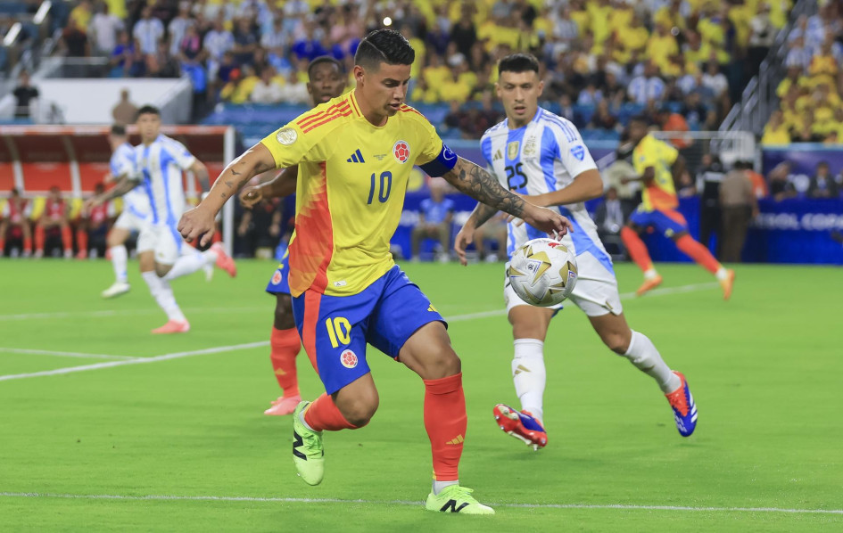 James Rodríguez (izq.) y Lisandro Martínez. James Rodríguez (izq.) y Lisandro Martínez.