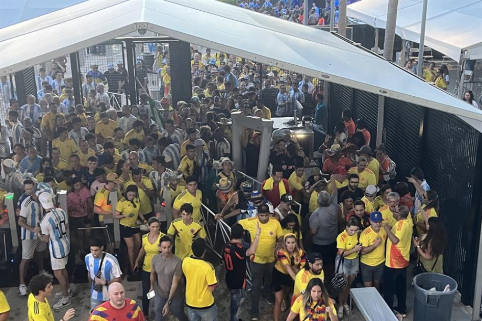 Aficionados ingresan sin control al estadio Hard Rock este domingo previo a la final de la Copa América, en Miami (Estados Unidos). Aficionados ingresan sin control al estadio Hard Rock este domingo previo a la final de la Copa América, en Miami (Estados Unidos).