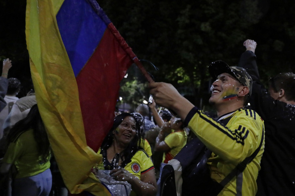Tras la clasificación de Colombia a la final de la Copa América 2024, miles de aficionados en el país salieron a las calles a celebrar el triunfo. Tras la clasificación de Colombia a la final de la Copa América 2024, miles de aficionados en el país salieron a las calles a celebrar el triunfo.