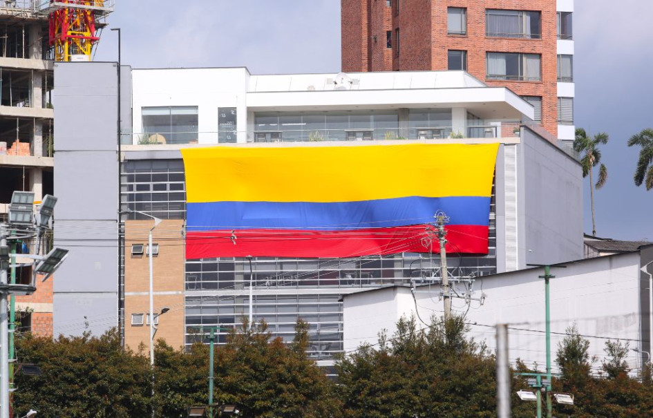 La bandera colombiana se ve en diferentes partes de la ciudad. La gente desde ya en modo selección. En la imagen se observa el edificio de Susuerte con la bandera gigante de Colombia. La bandera colombiana se ve en diferentes partes de la ciudad. La gente desde ya en modo selección. En la imagen se observa el edificio de Susuerte con la bandera gigante de Colombia.