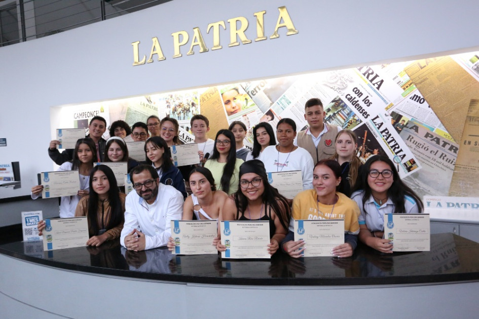 Los estudiantes recibieron sus diplomas de participación en el taller. Los estudiantes recibieron sus diplomas de participación en el taller.