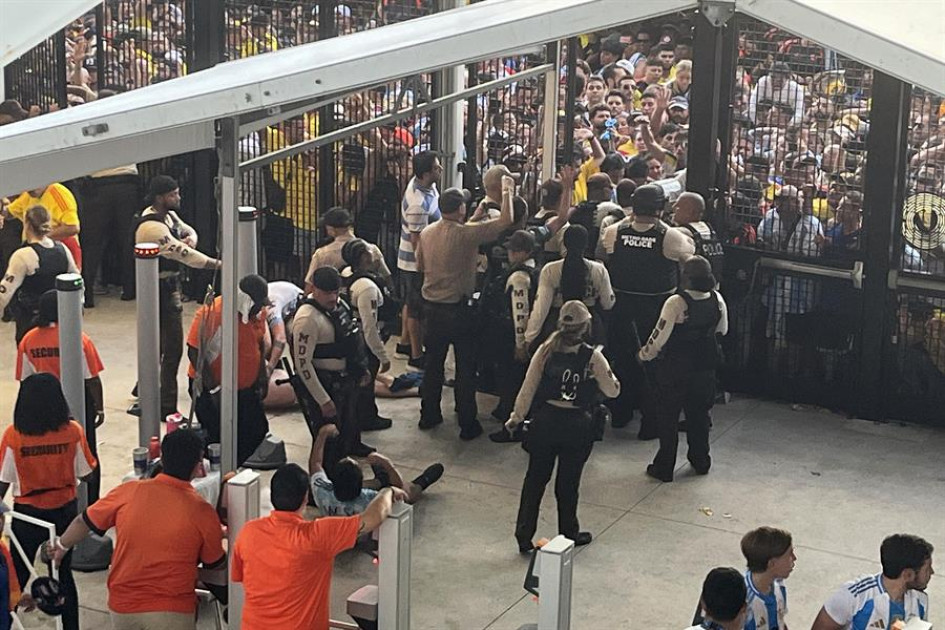 Integrantes de la Policía de Estados Unidos debieron controlar el caótico ingreso de los aficionados al estadio Hard Rock de Miami. Integrantes de la Policía de Estados Unidos debieron controlar el caótico ingreso de los aficionados al estadio Hard Rock de Miami.