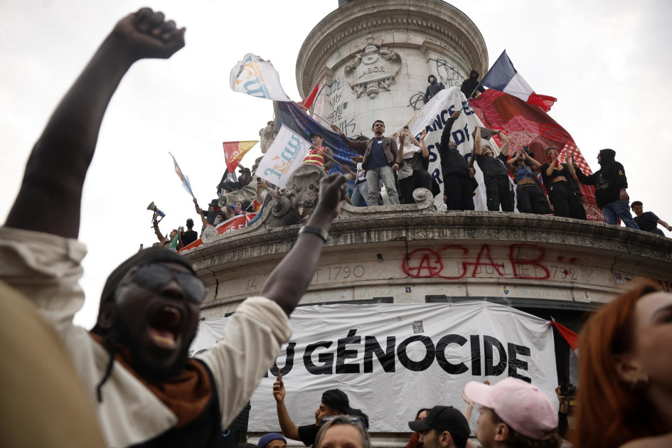 Ciudadanos en París celebran los resultados de las elecciones legislativas en Francia. Ciudadanos en París celebran los resultados de las elecciones legislativas en Francia.