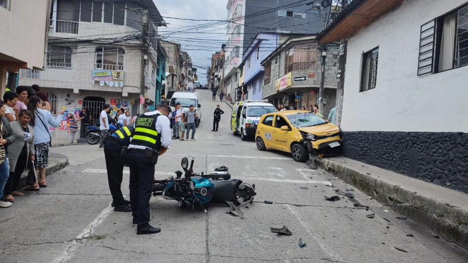 Un motociclista resultó lesionado en un choque contra un taxi en Villamaría. Un motociclista resultó lesionado en un choque contra un taxi en Villamaría.