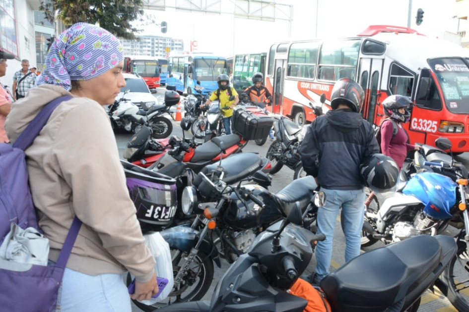 Campaña de la Agencia Nacional de Seguridad Vial en la Avenida del Centro de Manizales para buenas prácticas de la conducción de motociclistas. Campaña de la Agencia Nacional de Seguridad Vial en la Avenida del Centro de Manizales para buenas prácticas de la conducción de motociclistas.