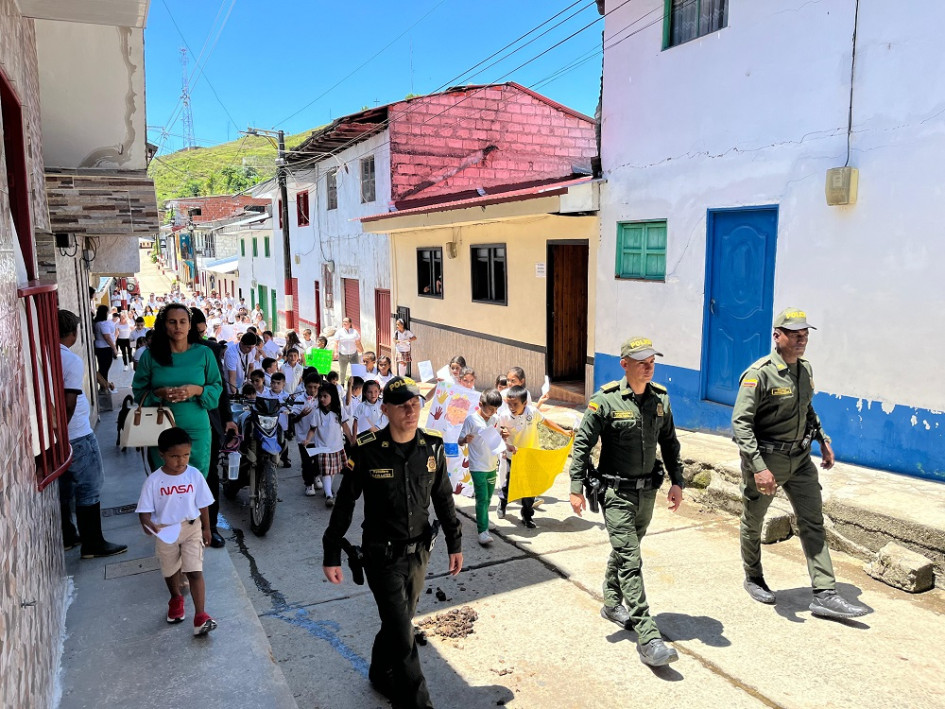 Estudiantes de la IE Pablo VI y la banda estudiantil participaron en el desfile. Estudiantes de la IE Pablo VI y la banda estudiantil participaron en el desfile.