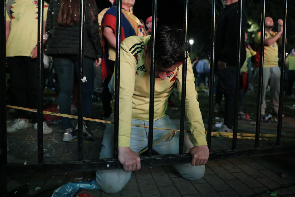 Un hincha se lamenta tras la derrota de la selección Colombia durante la final de la Copa América entre Colombia y Argentina este domingo, en el parque de la 93, en Bogotá. Un hincha se lamenta tras la derrota de la selección Colombia durante la final de la Copa América entre Colombia y Argentina este domingo, en el parque de la 93, en Bogotá