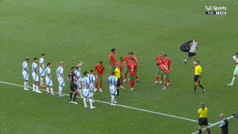 Marruecos venció a Argentina en un final surrealista del primer partido del grupo B en la competencia de fútbol masculino de los Juegos Olímpicos de París 2024. Marruecos venció a Argentina en un final surrealista del primer partido del grupo B en la competencia de fútbol masculino de los Juegos Olímpicos de París 2024.