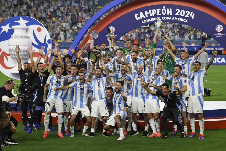 Lionel Messi (centro) levanta su segunda (y casi seguramente última) Copa América, rodeado de sus compañeros de la selección argentina. Lionel Messi (centro) levanta su segunda (y casi seguramente última) Copa América, rodeado de sus compañeros de la selección argentina.