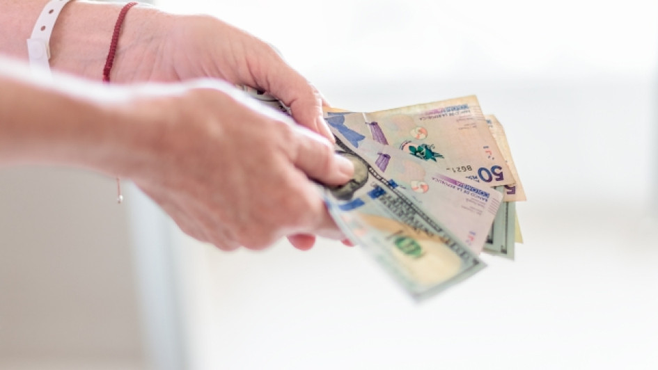 Articulo-rapi-credit.jpg Manos con billetes colombianos