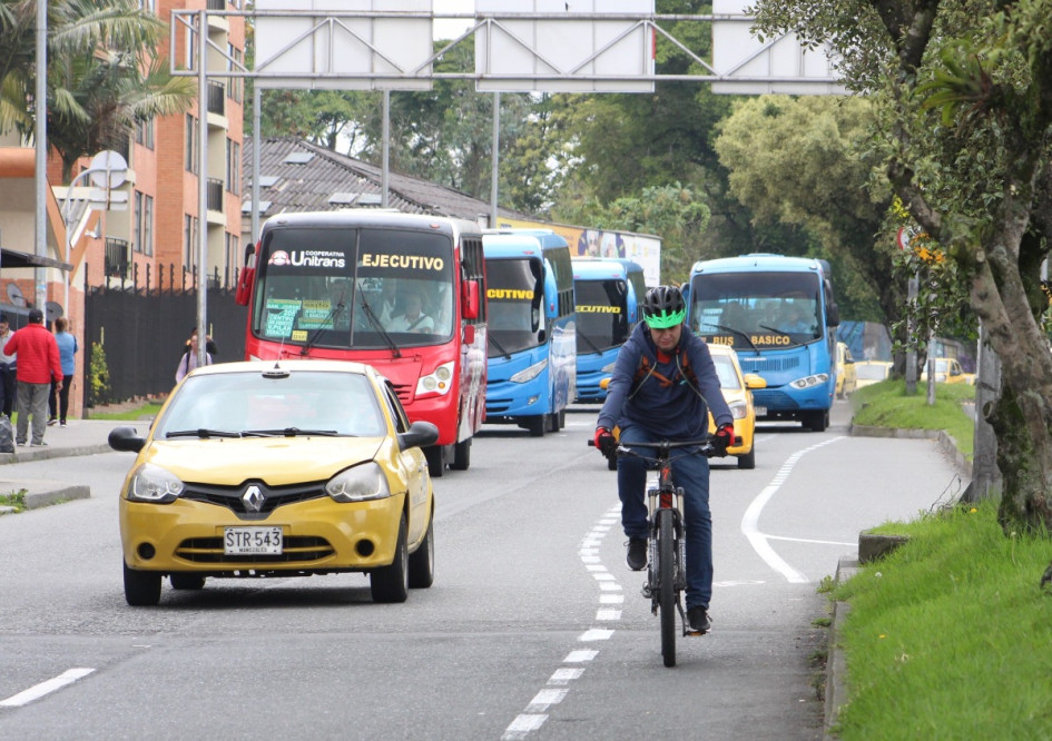 El espacio de la ciclobanda sobre la avenida Santander de Manizales comprende desde el Batallón Ayacucho hasta el sector de Fundadores. El espacio de la ciclobanda sobre la avenida Santander de Manizales comprende desde el Batallón Ayacucho hasta el sector de Fundadores.