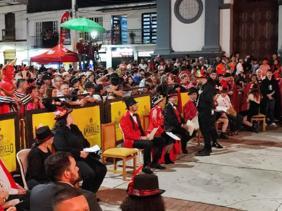 Este es el momento en que el presidente de la Junta del Carnaval llega a interrumpir la transmisión del periodista. Este es el momento en que el presidente de la Junta del Carnaval llega a interrumpir la transmisión del periodista.