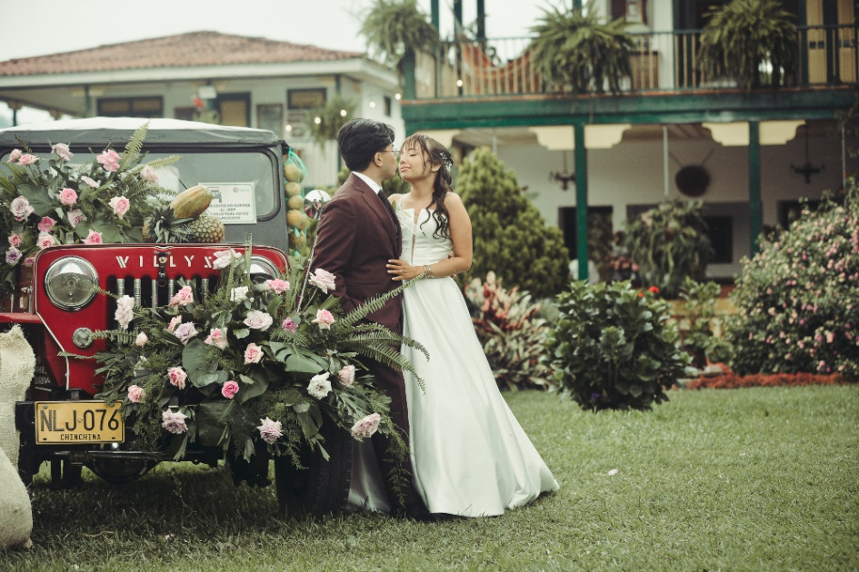 Carolina y Chong son una pareja de Filipinas y Estados Unidos que se casó en la Hacienda El Jardín de Villamaría (Caldas) con ayuda de Santacolomas Bodas & Eventos. Organizadores de matrimonios destacan al departamento como un destino ideal para el turismo de bodas por sus paisajes y la amabilidad de su gente. Este es el panorama del turismo de bodas en la región. Carolina y Chong son una pareja de Filipinas y Estados Unidos que se casó en la Hacienda El Jardín de Villamaría (Caldas) con ayuda de Santacolomas Bodas & Eventos. Organizadores de matrimonios destacan al departamento como un destino ideal para el turismo de bodas por sus paisajes y la amabilidad de su gente. Este es el panorama del turismo de bodas en la región.