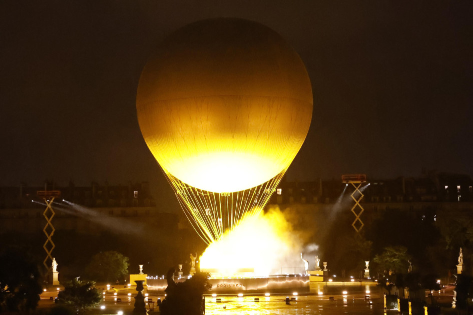 Vista del encendido del pebetero durante la ceremonia de inauguración de los Juegos Olímpicos de París 2024, este viernes en la capital francesa. Vista del encendido del pebetero durante la ceremonia de inauguración de los Juegos Olímpicos de París 2024, este viernes en la capital francesa.