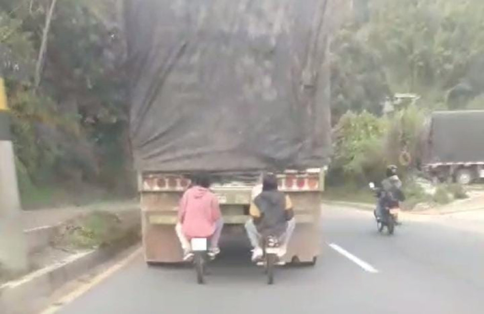 Cuatro jóvenes, montados en dos bicicletas, fueron captados en video sujetados de la parte trasera de un tractocamión en Manizales. Cuatro jóvenes, montados en dos bicicletas, fueron captados en video sujetados de la parte trasera de un tractocamión en Manizales.