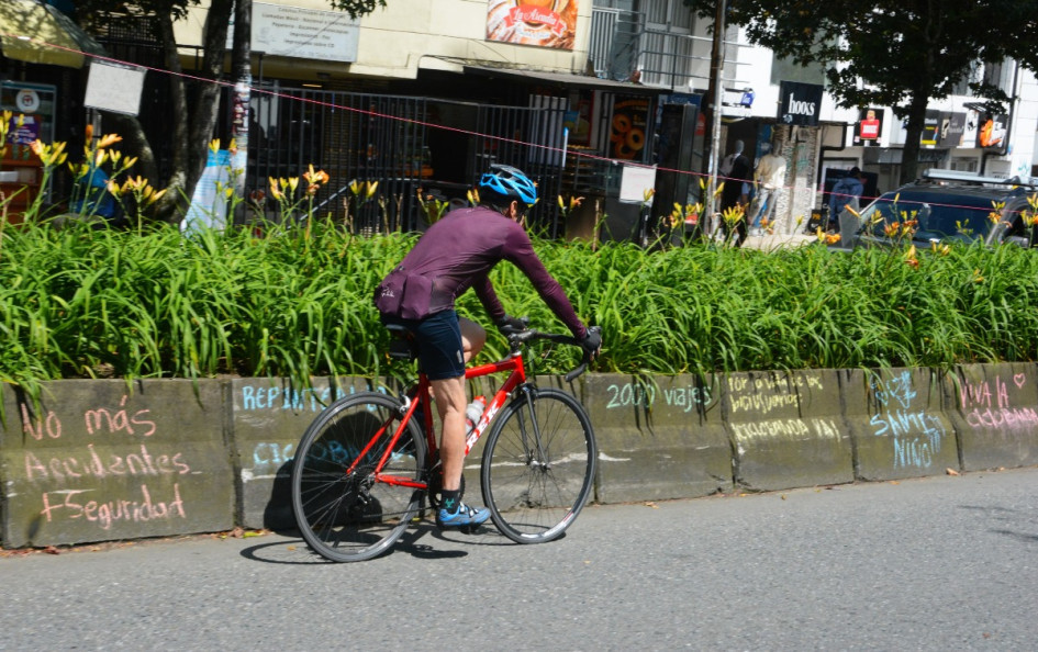 Las zonas verdes de los separadores en la avenida Santander se reducirán con el proyecto de intervención de la ciclobanda. La Alcaldía de Manizales indica que los árboles no se tocarán. Las zonas verdes de los separadores en la avenida Santander se reducirán con el proyecto de intervención de la ciclobanda. La Alcaldía de Manizales indica que los árboles no se tocarán.º