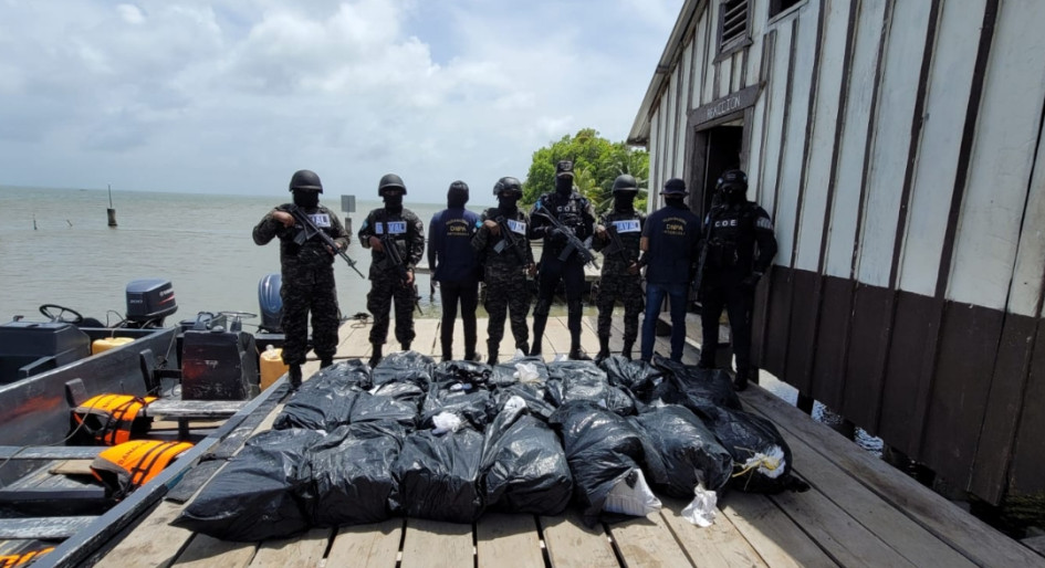 En la lancha interceptada en el Caribe hondureño eran transportados 20 fardos de supuesta cocaína. En la lancha interceptada en el Caribe hondureño eran transportados 20 fardos de supuesta cocaína.