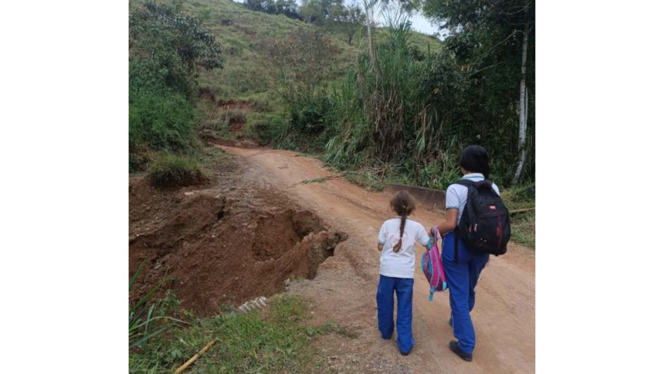 Alumnos del colegio de Partidas, como los del resto de Villamaría, están sin transporte escolar. Caminar, pagar servicio particular o estudiar en casa son las opciones. Alumnos del colegio de Partidas, como los del resto de Villamaría, están sin transporte escolar. Caminar, pagar servicio particular o estudiar en casa son las opciones.